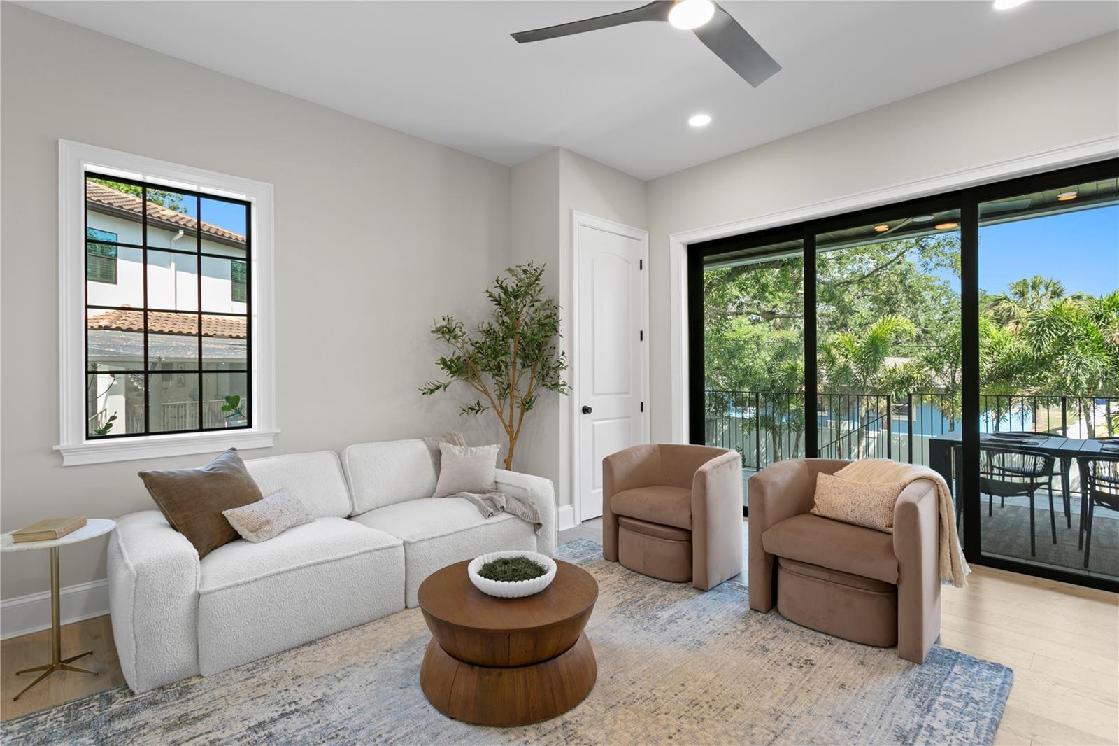 Listing photo id 35 for 4633 Lowell Avenue