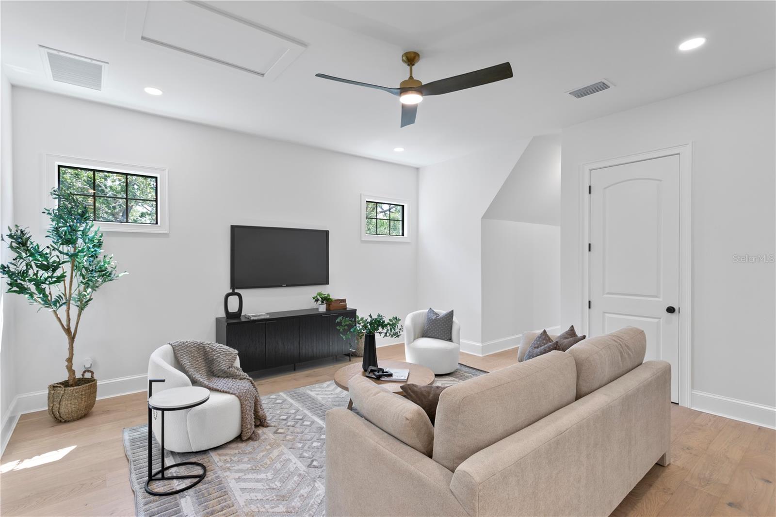 Listing photo id 37 for 4633 Lowell Avenue