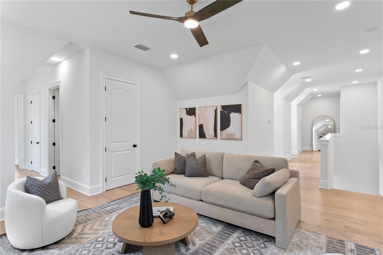 Listing photo id 39 for 4633 Lowell Avenue