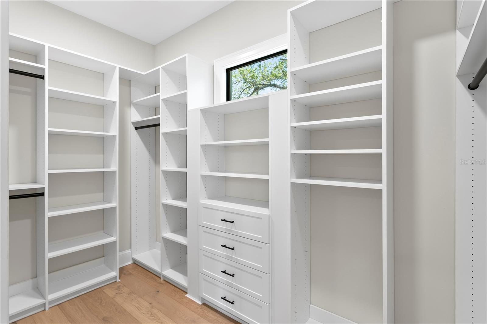 Listing photo id 48 for 4633 Lowell Avenue