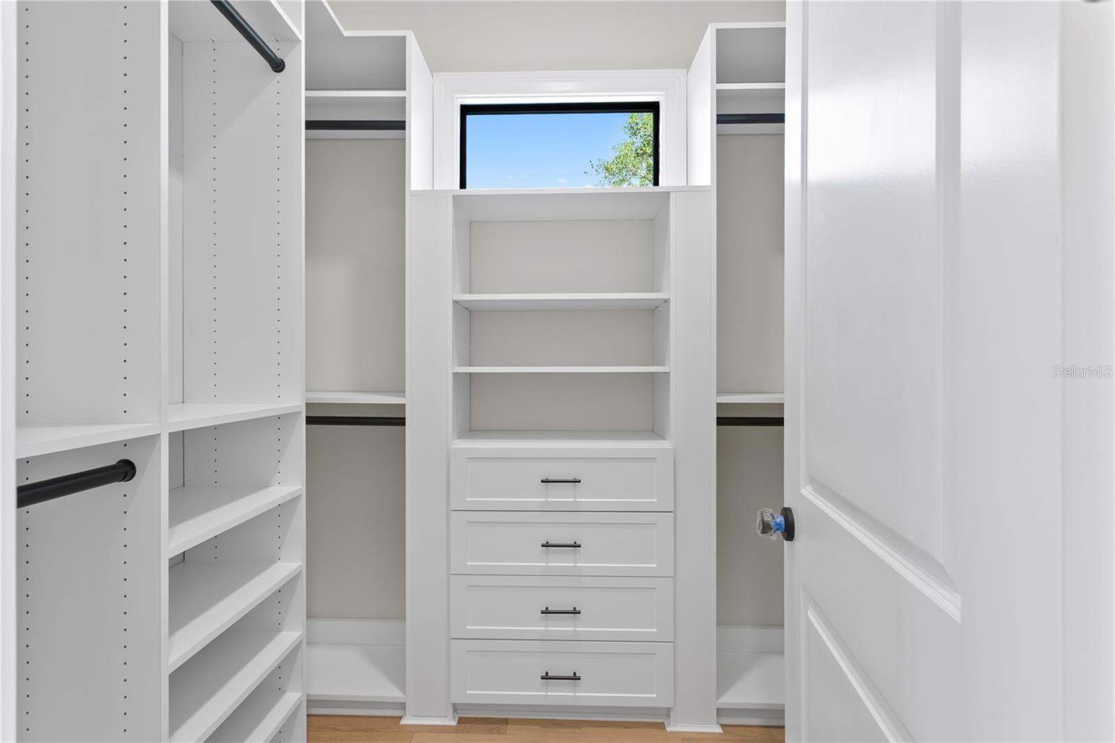 Listing photo id 49 for 4633 Lowell Avenue