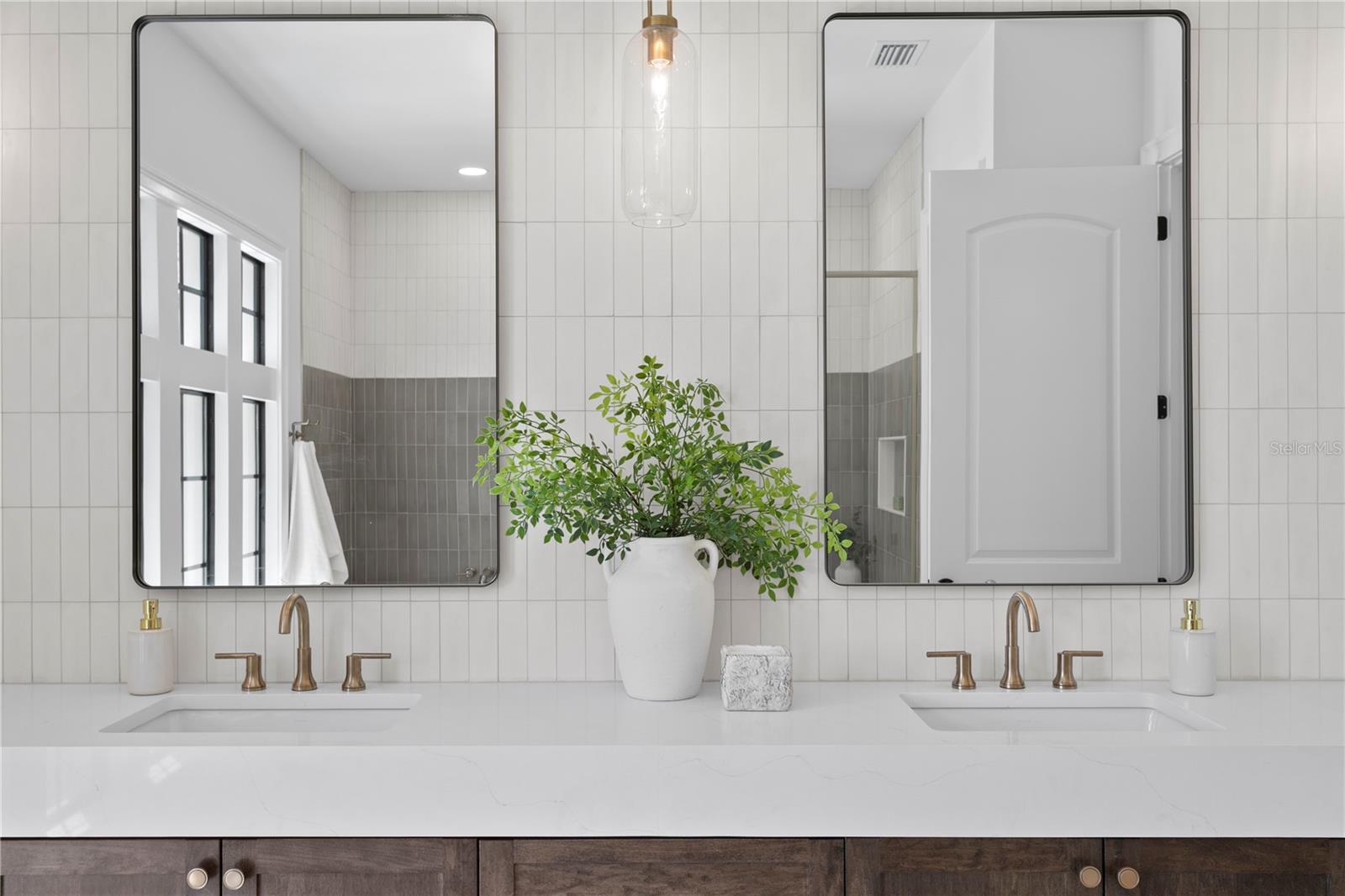 Listing photo id 52 for 4633 Lowell Avenue