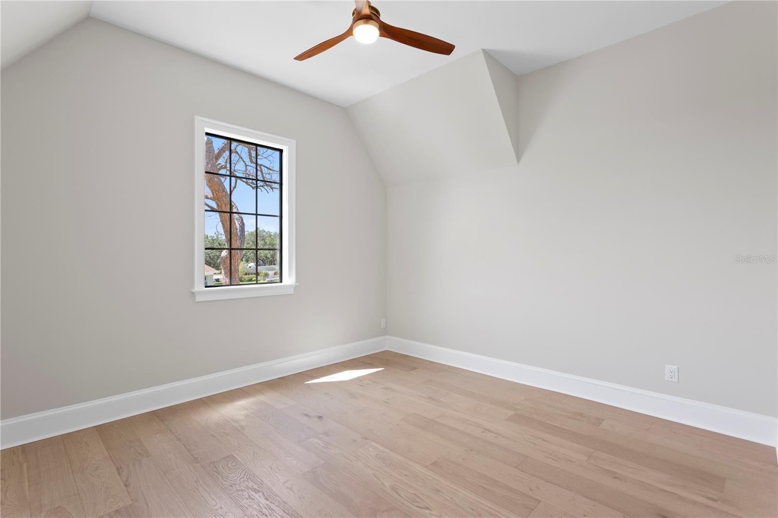 Listing photo id 61 for 4633 Lowell Avenue