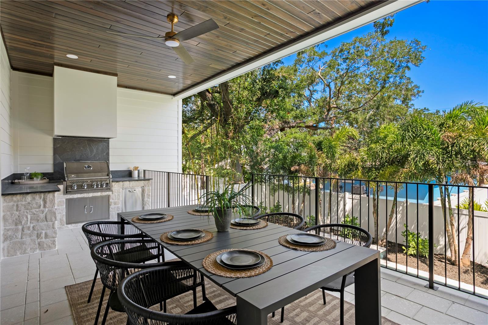 Listing photo id 64 for 4633 Lowell Avenue