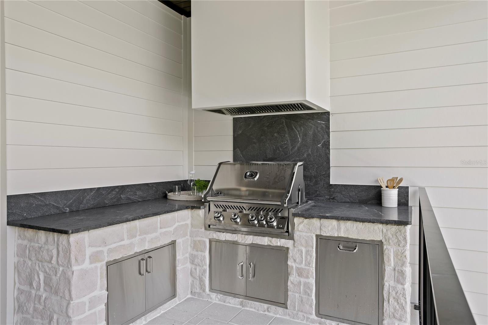 Listing photo id 66 for 4633 Lowell Avenue