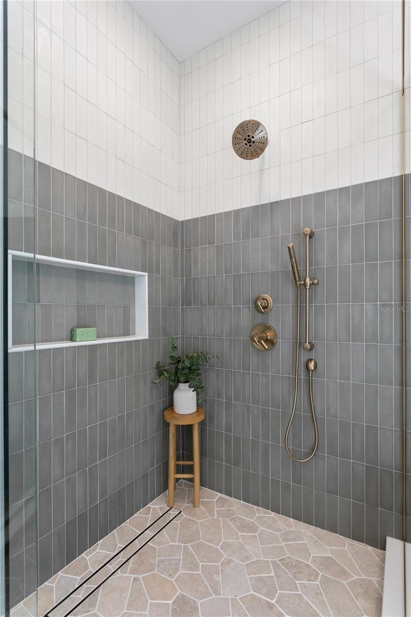 Listing photo id 68 for 4633 Lowell Avenue