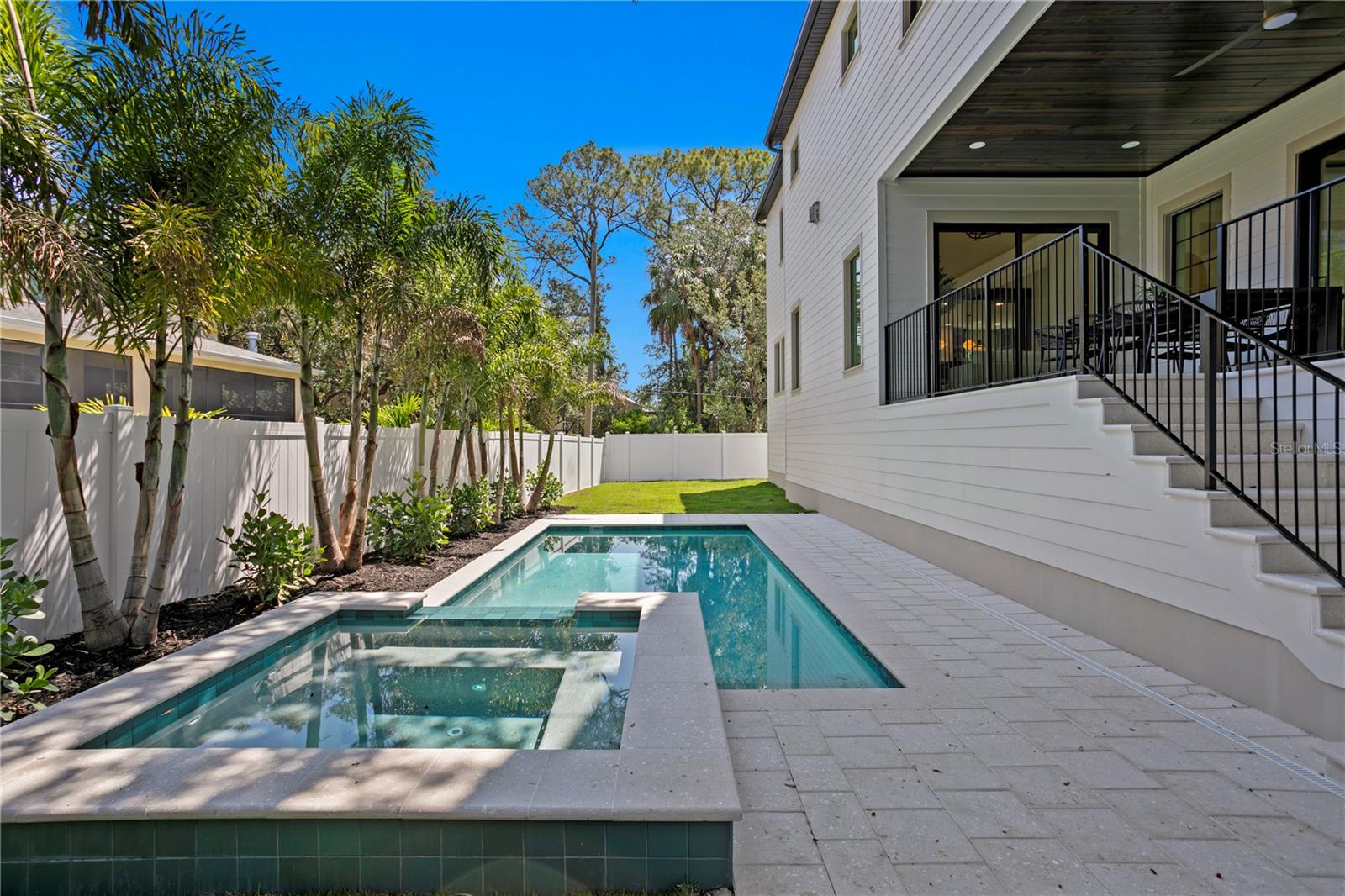 Listing photo id 69 for 4633 Lowell Avenue