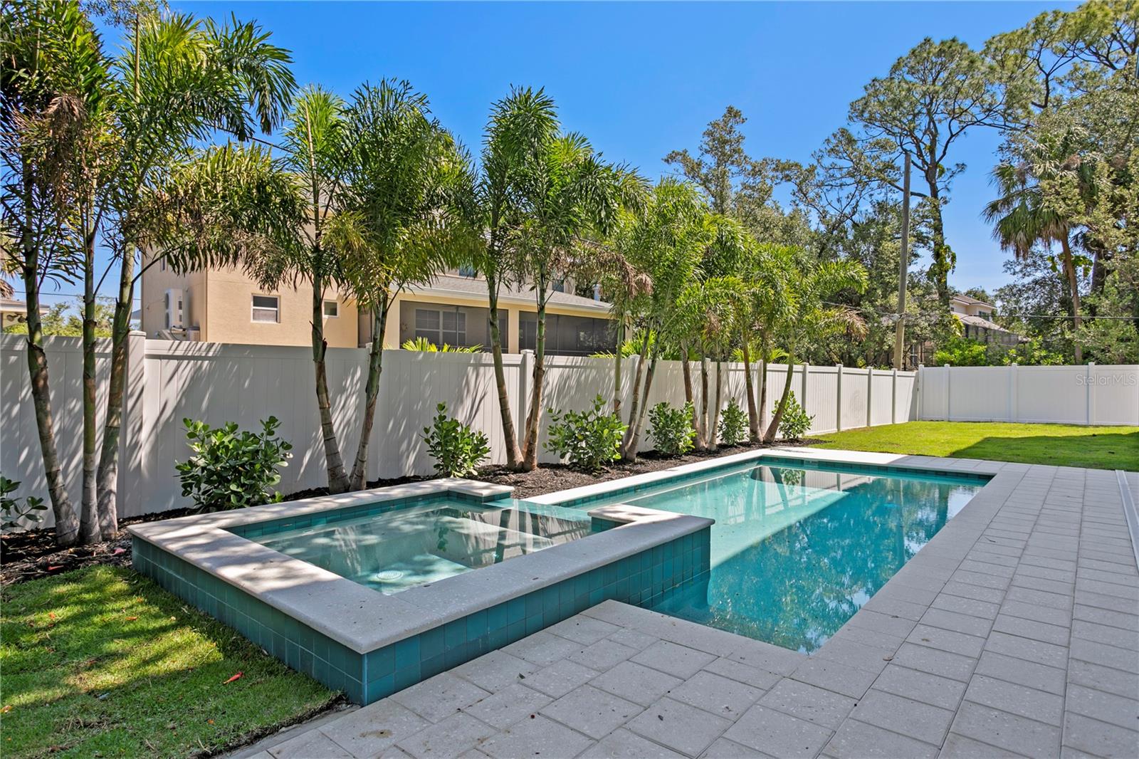 Listing photo id 70 for 4633 Lowell Avenue