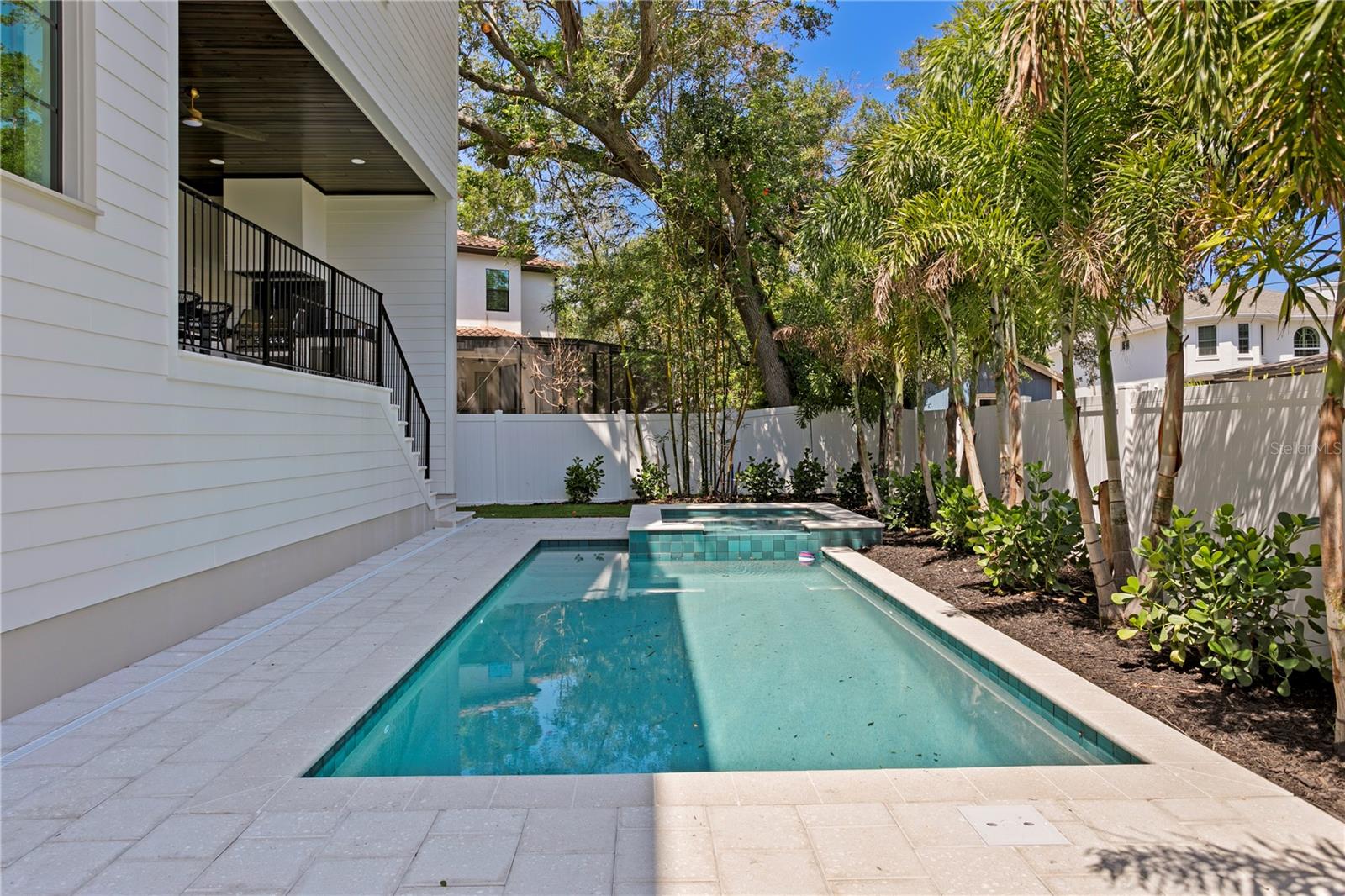 Listing photo id 71 for 4633 Lowell Avenue