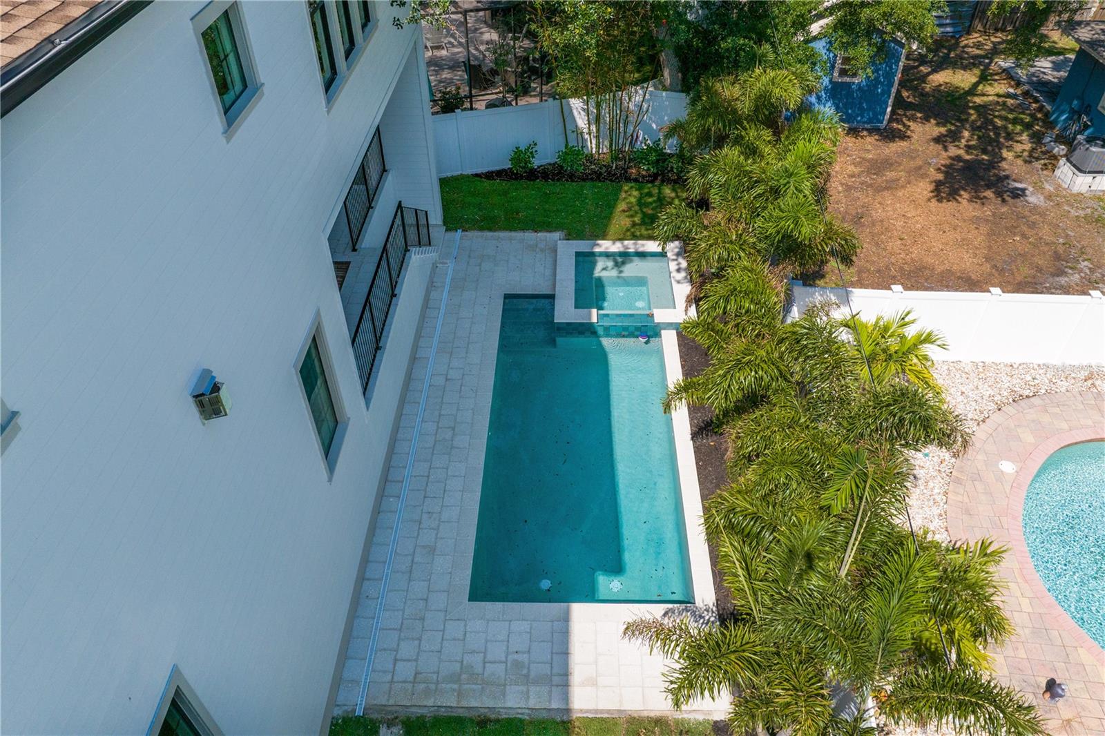 Listing photo id 73 for 4633 Lowell Avenue