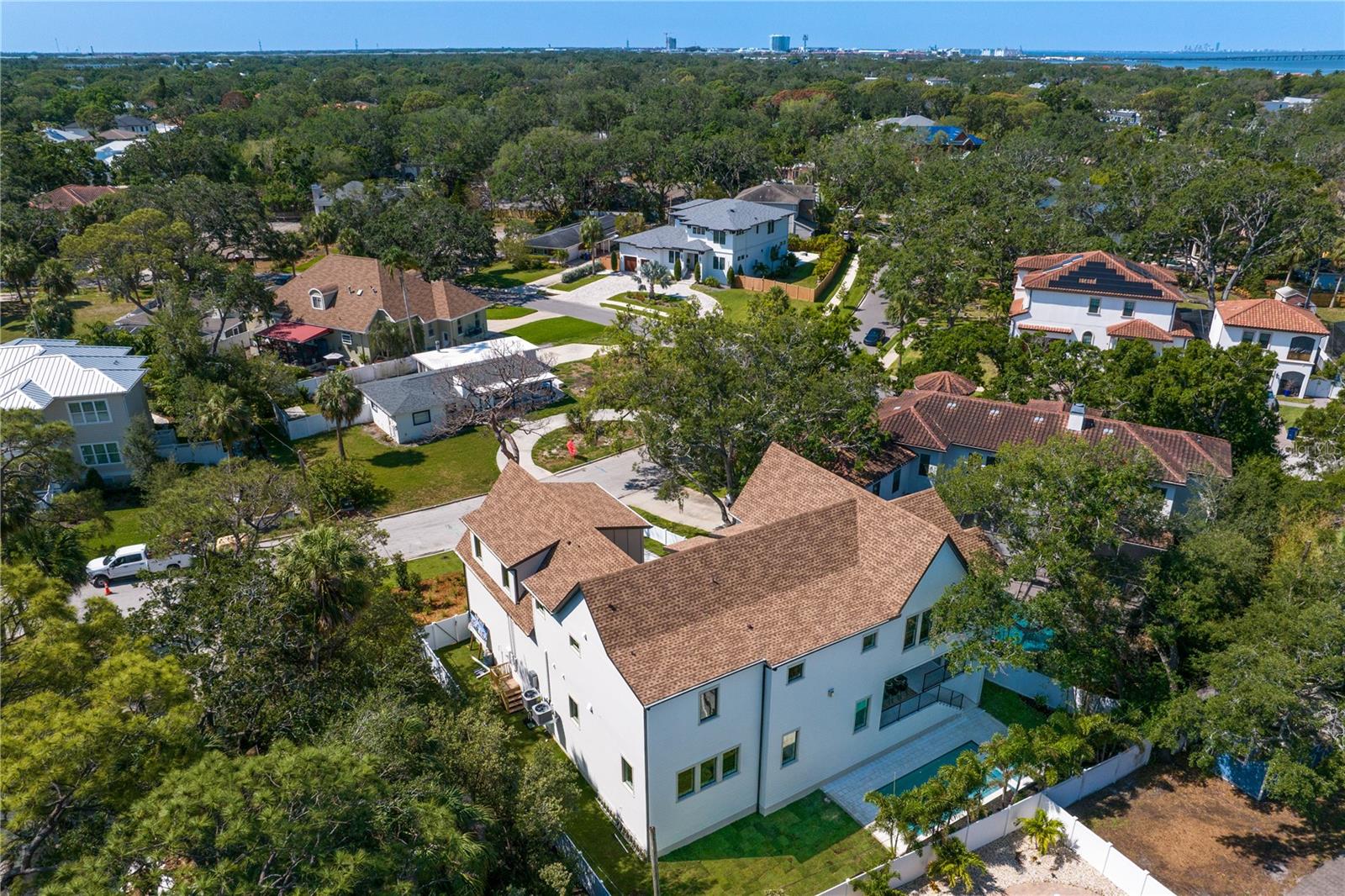 Listing photo id 75 for 4633 Lowell Avenue