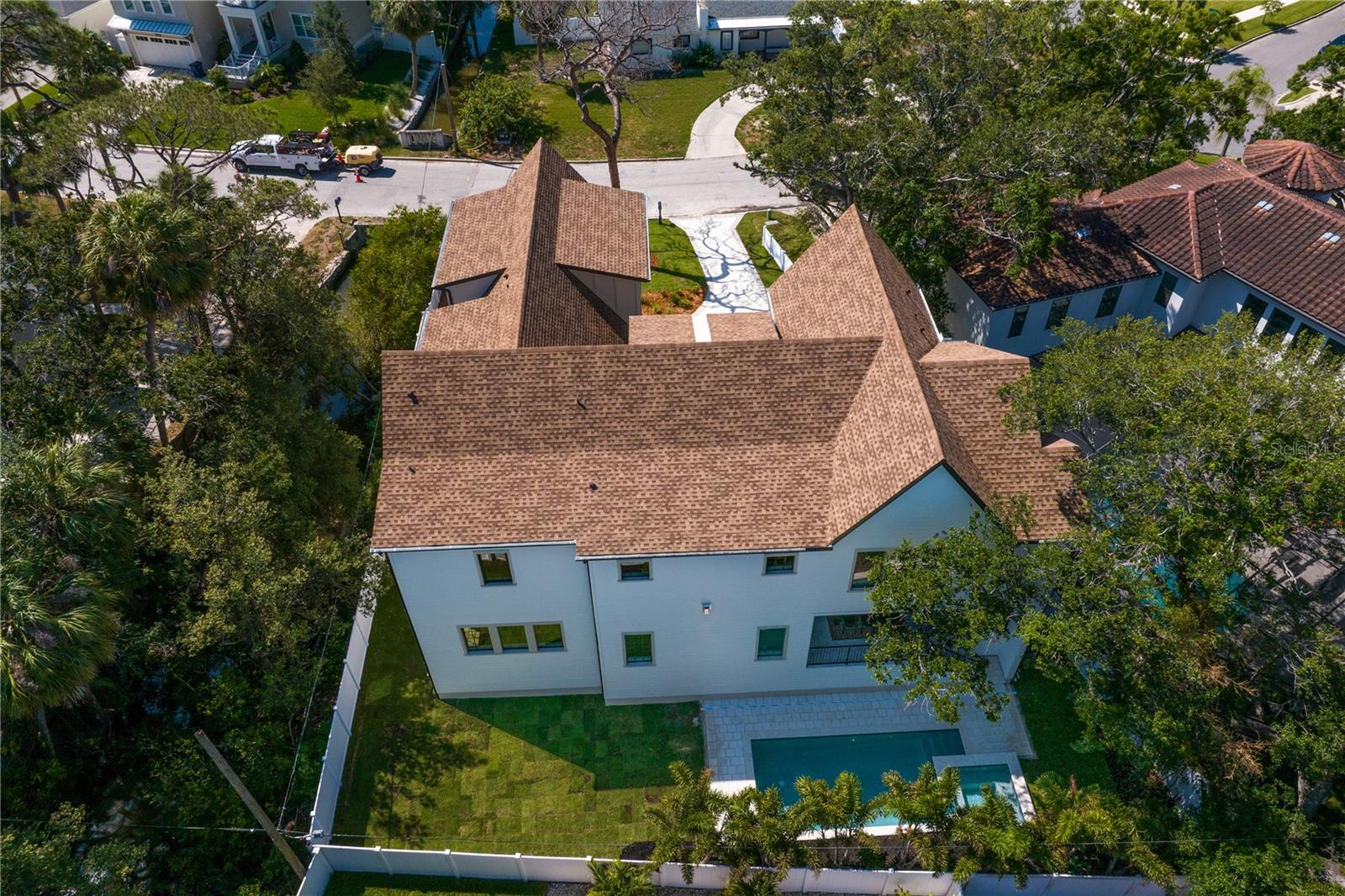 Listing photo id 76 for 4633 Lowell Avenue