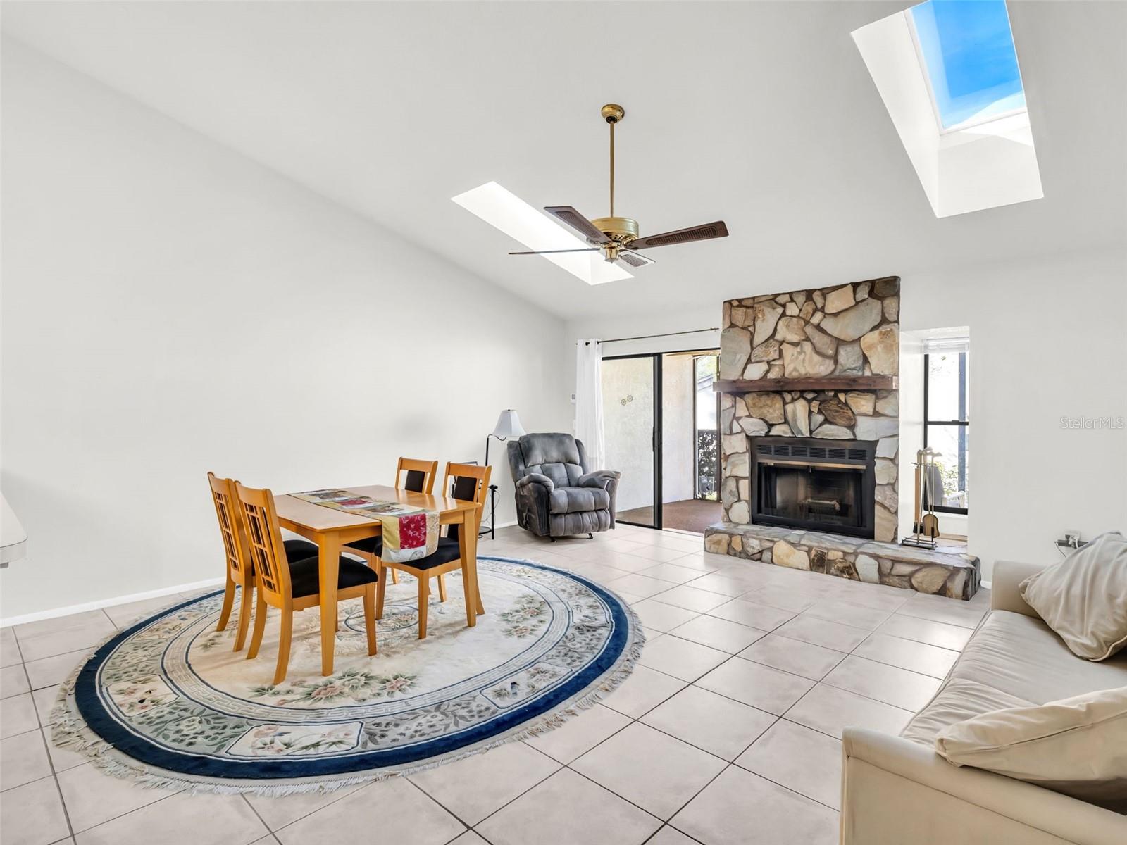 Image 5 of 67 For 1202 Palm Drive