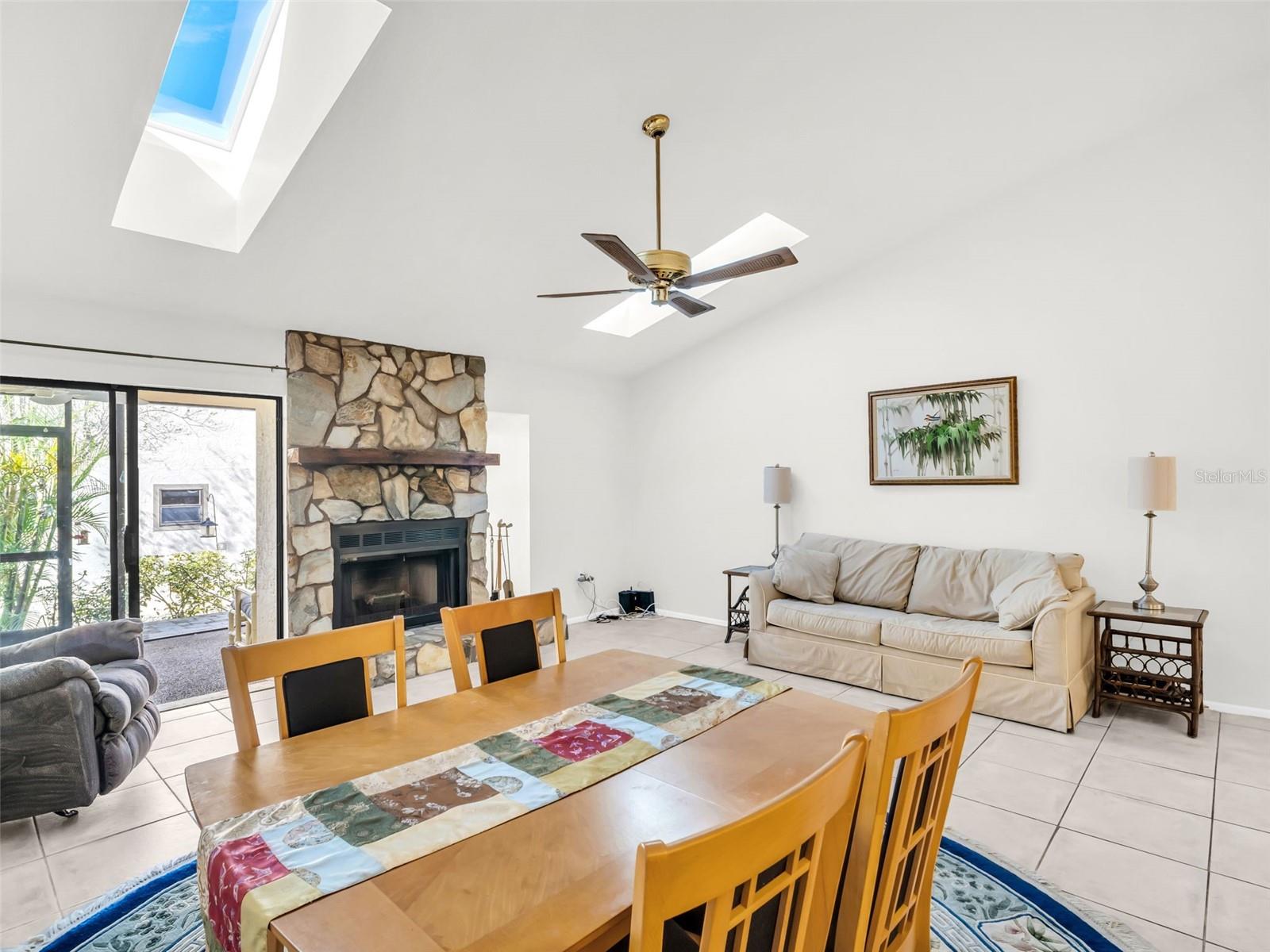 Image 7 of 67 For 1202 Palm Drive