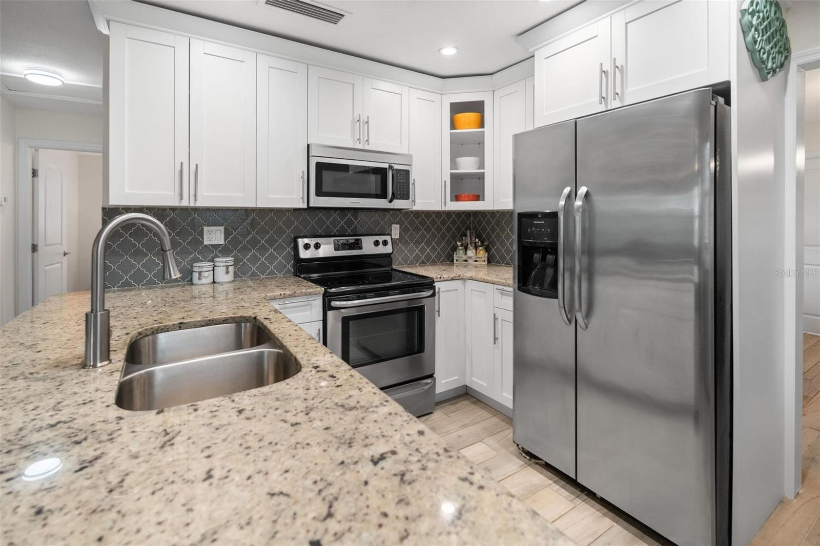 Image 10 of 48 For 4130 Queen Street N