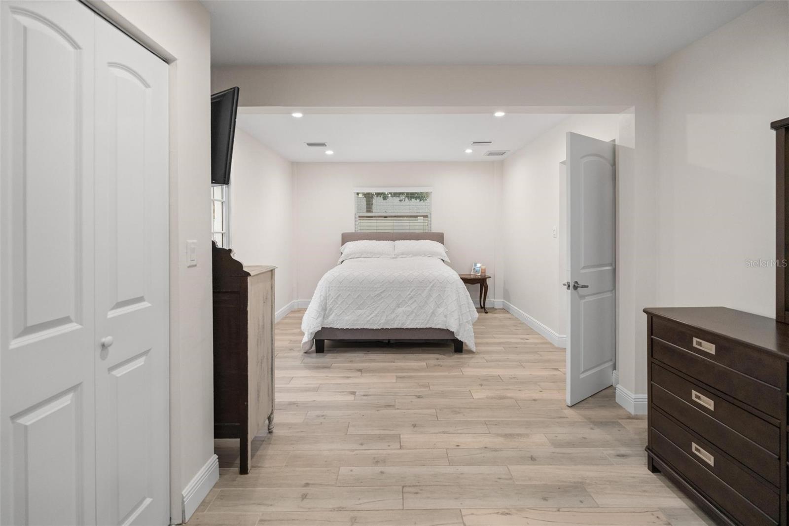 Image 26 of 48 For 4130 Queen Street N