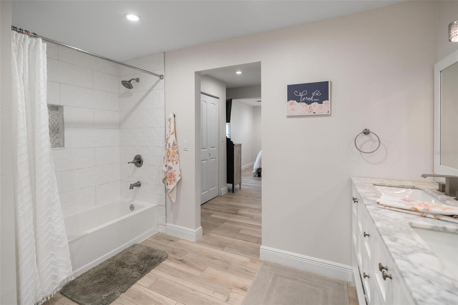 Image 29 of 48 For 4130 Queen Street N