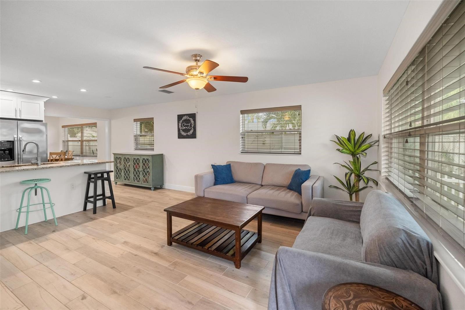 Image 5 of 48 For 4130 Queen Street N