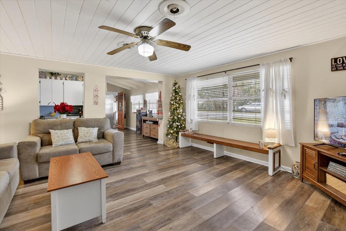 Listing photo id 8 for 38606 3rd Avenue