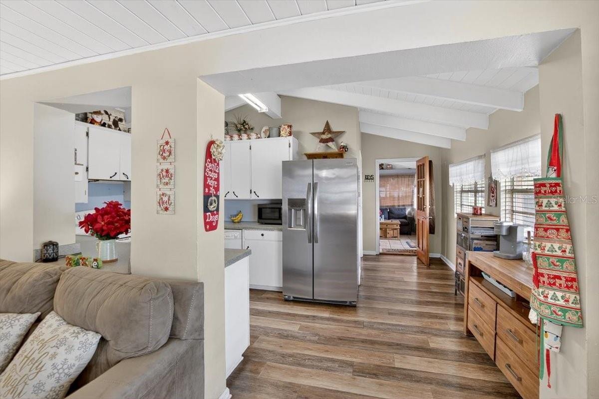 Listing photo id 9 for 38606 3rd Avenue