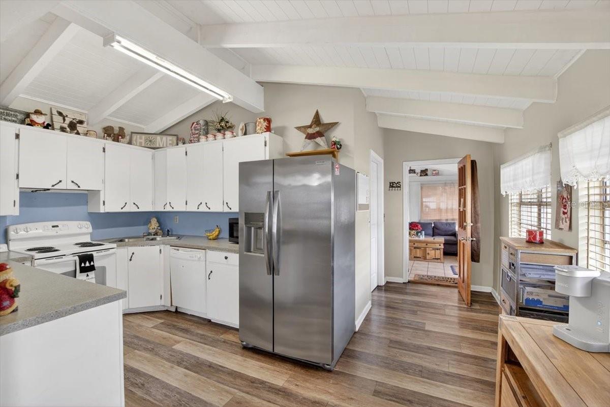 Listing photo id 10 for 38606 3rd Avenue