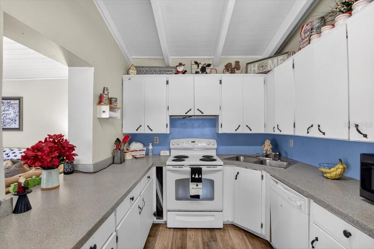 Listing photo id 11 for 38606 3rd Avenue