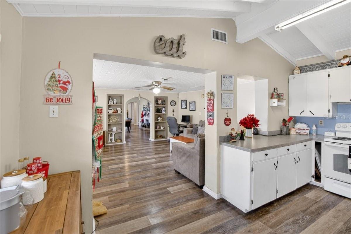 Listing photo id 13 for 38606 3rd Avenue