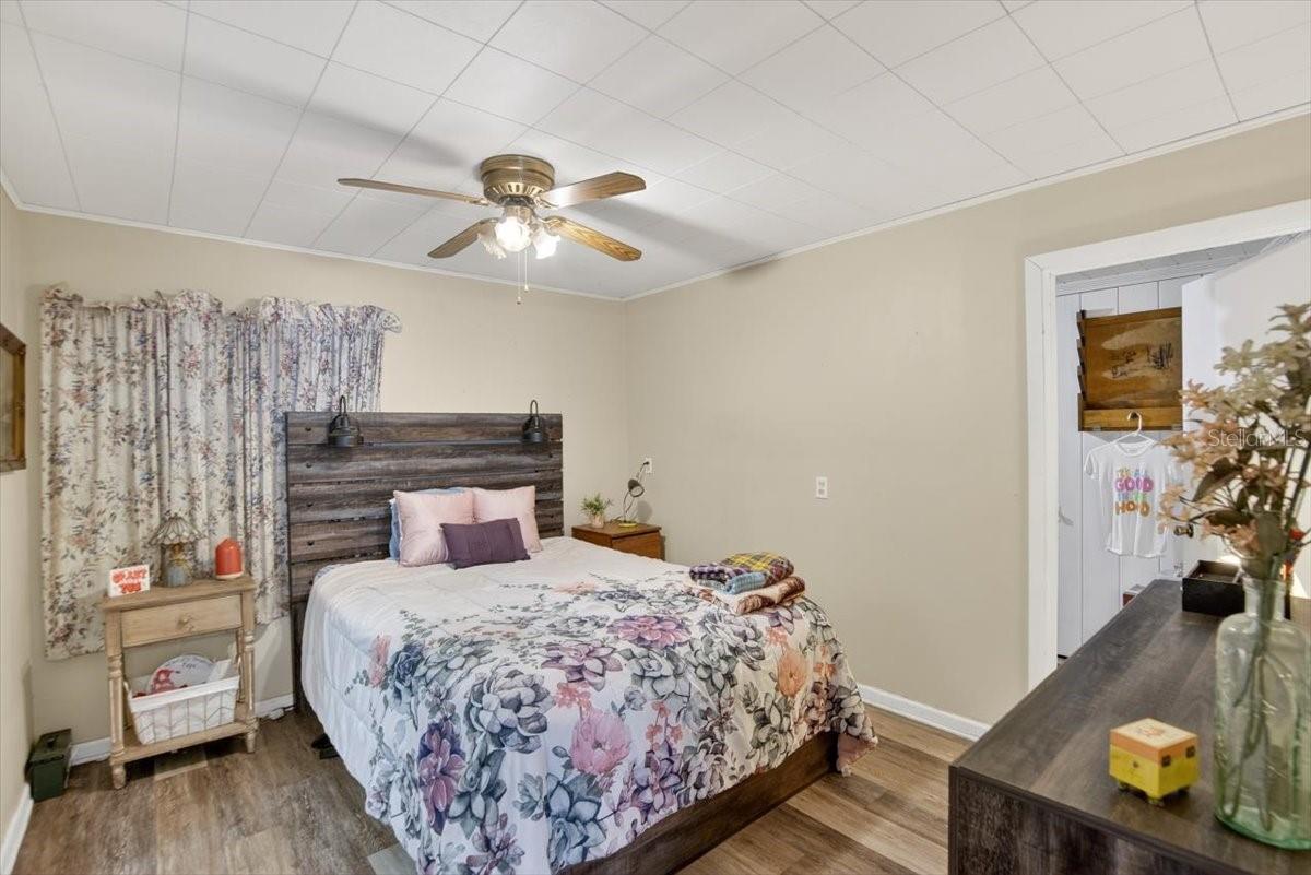 Listing photo id 14 for 38606 3rd Avenue