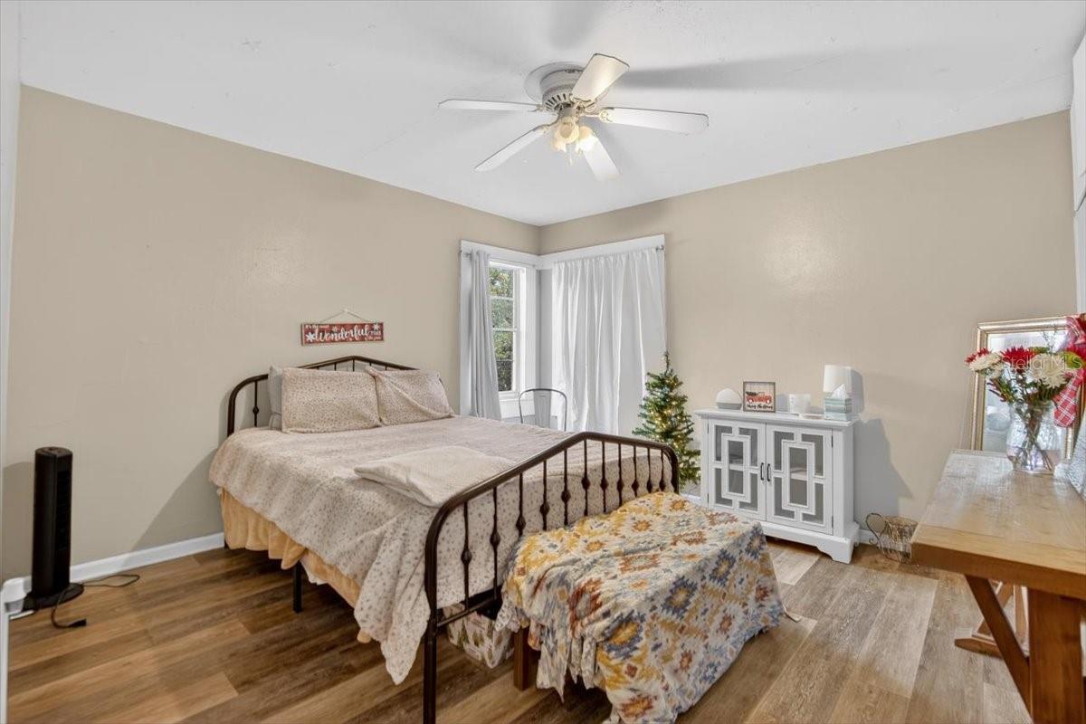 Listing photo id 18 for 38606 3rd Avenue