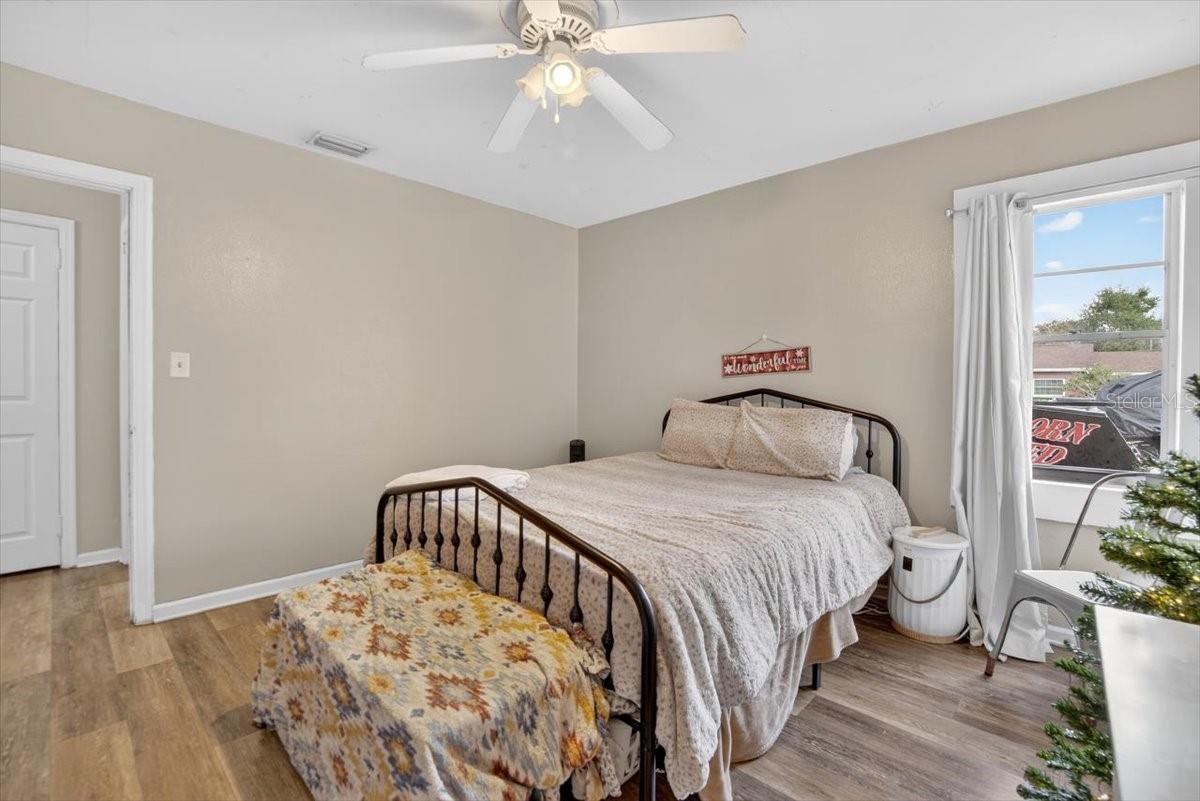 Listing photo id 20 for 38606 3rd Avenue