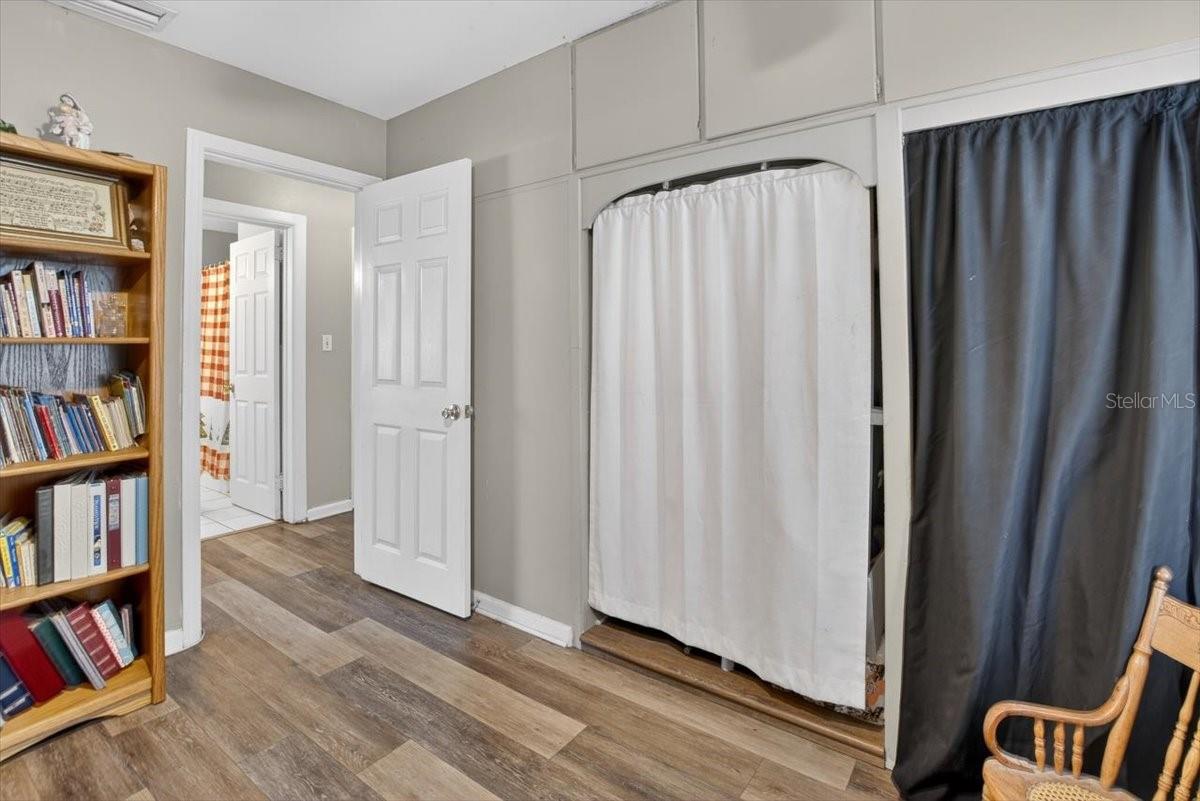 Listing photo id 25 for 38606 3rd Avenue