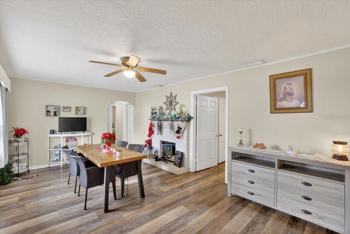 Listing photo id 2 for 38606 3rd Avenue