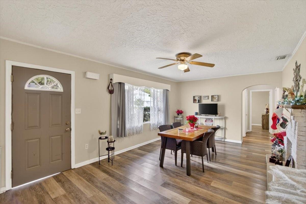 Listing photo id 3 for 38606 3rd Avenue