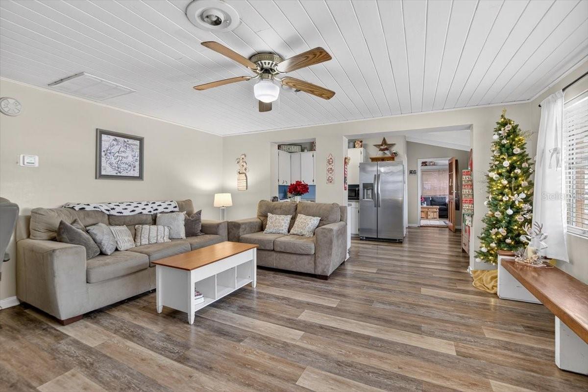 Listing photo id 6 for 38606 3rd Avenue