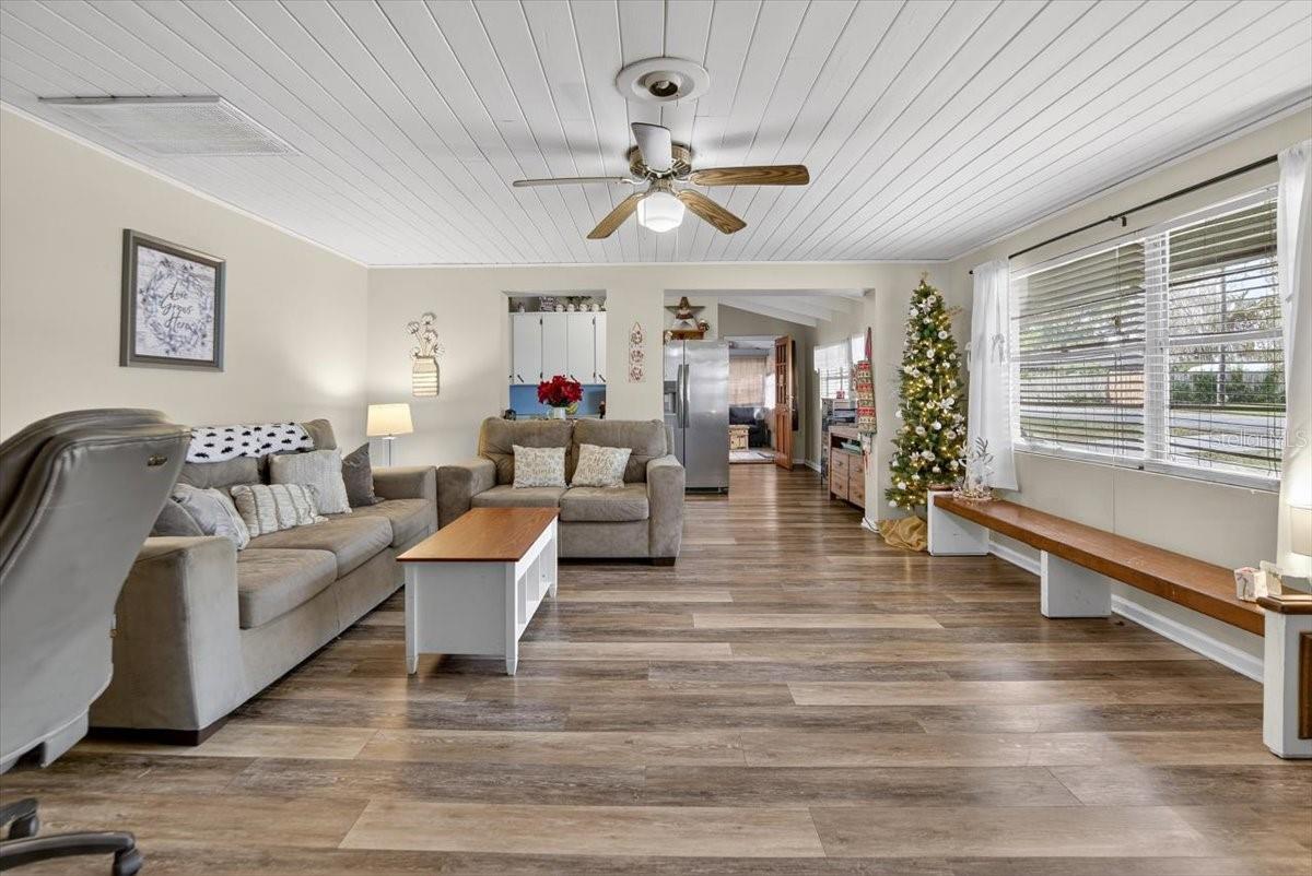 Listing photo id 7 for 38606 3rd Avenue