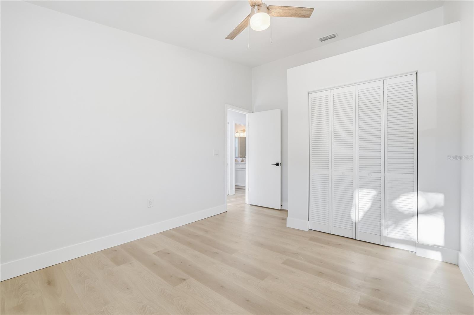 Image 18 of 36 For 6813 Circlecreek Drive