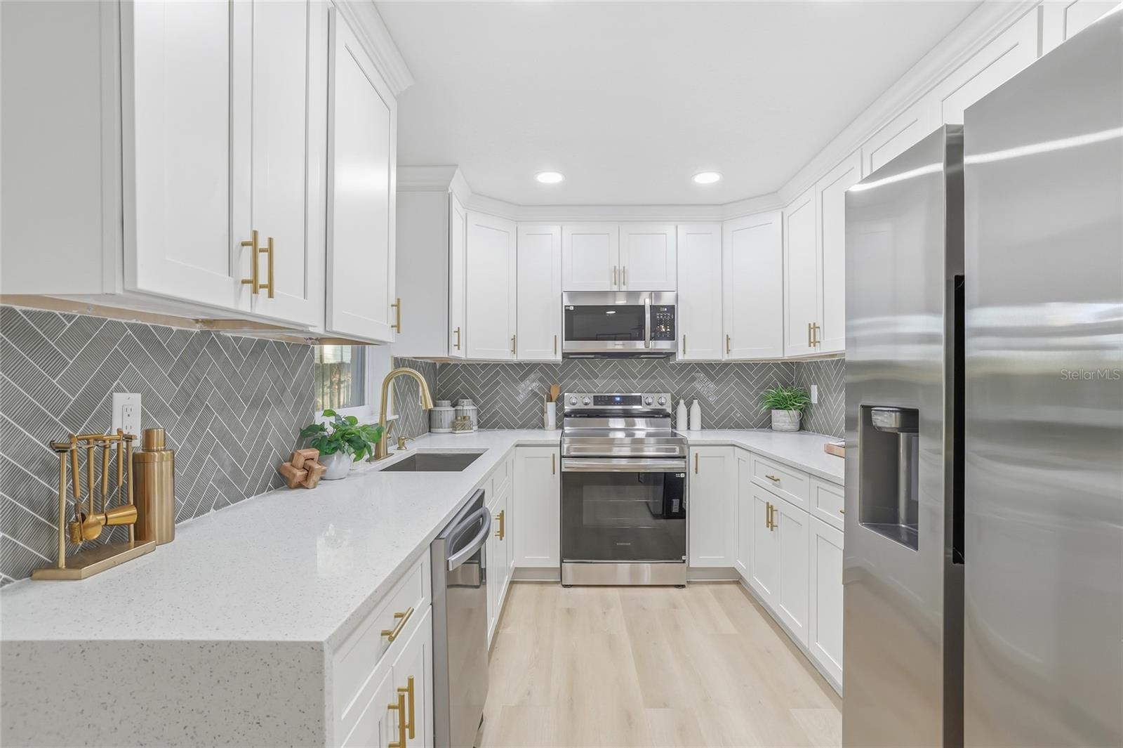 Image 6 of 36 For 6813 Circlecreek Drive