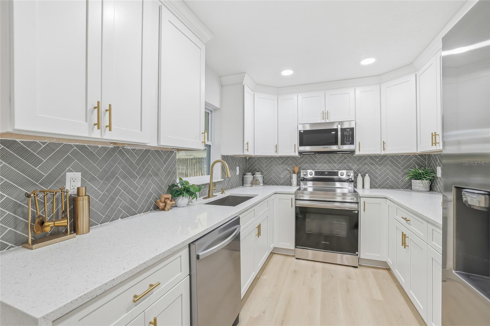 Image 7 of 36 For 6813 Circlecreek Drive