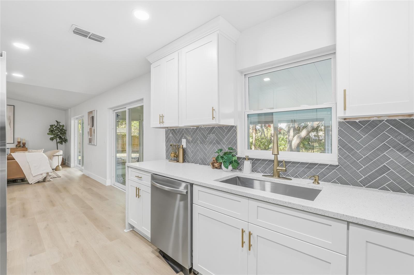 Image 8 of 36 For 6813 Circlecreek Drive