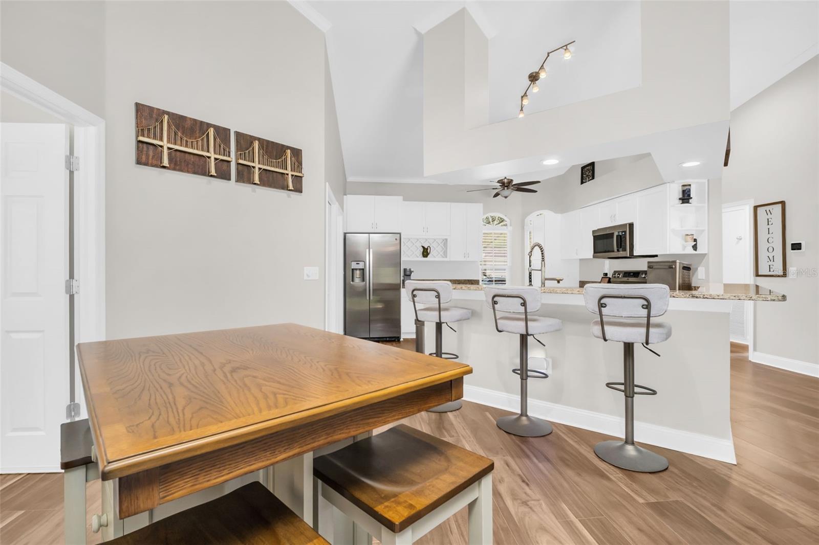 Listing photo id 8 for 12929 Royal George Avenue