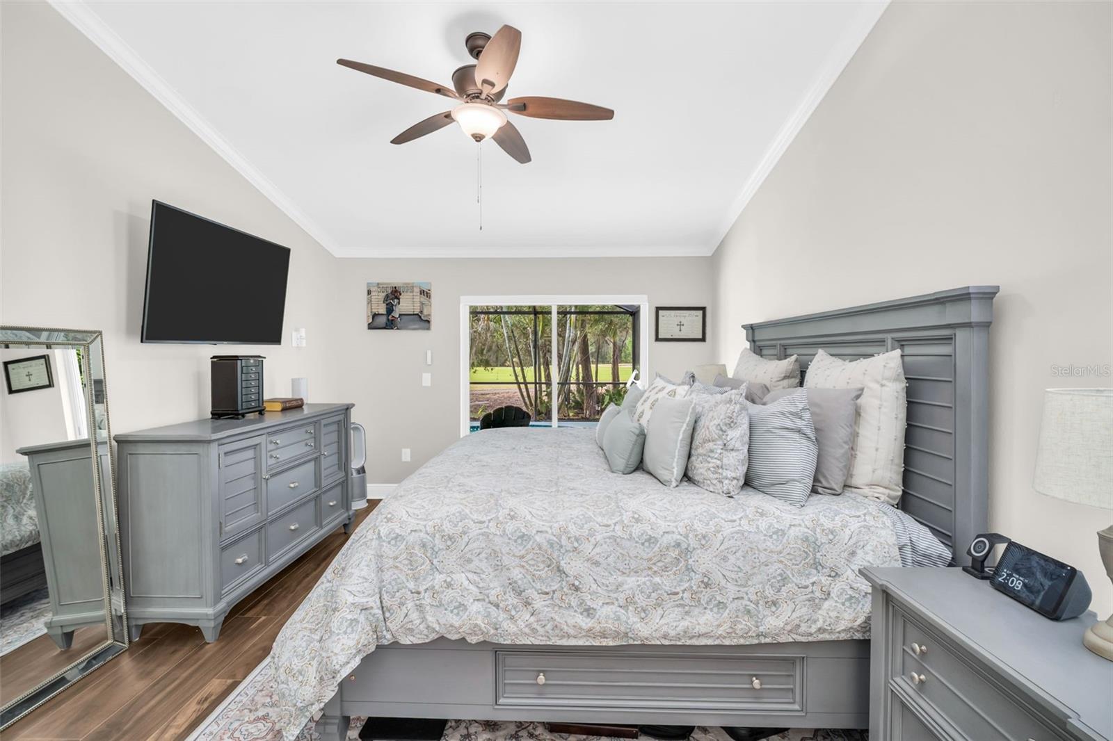 Listing photo id 10 for 12929 Royal George Avenue