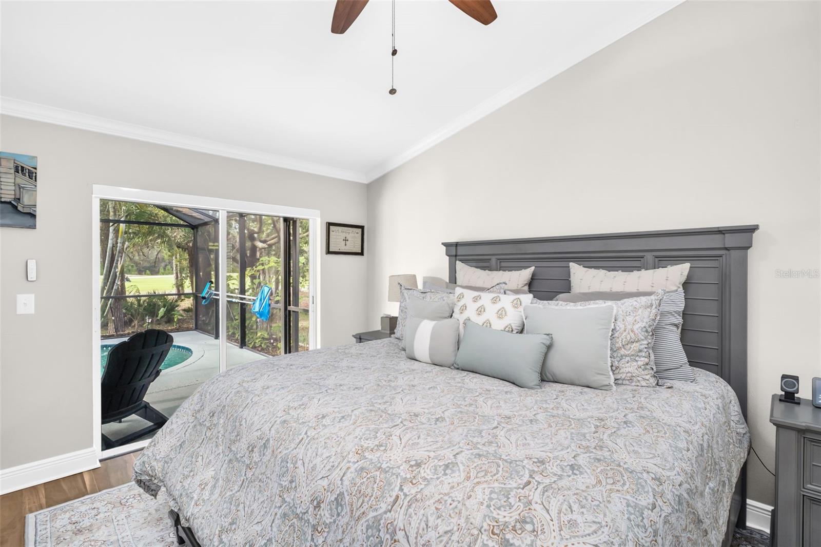 Listing photo id 11 for 12929 Royal George Avenue