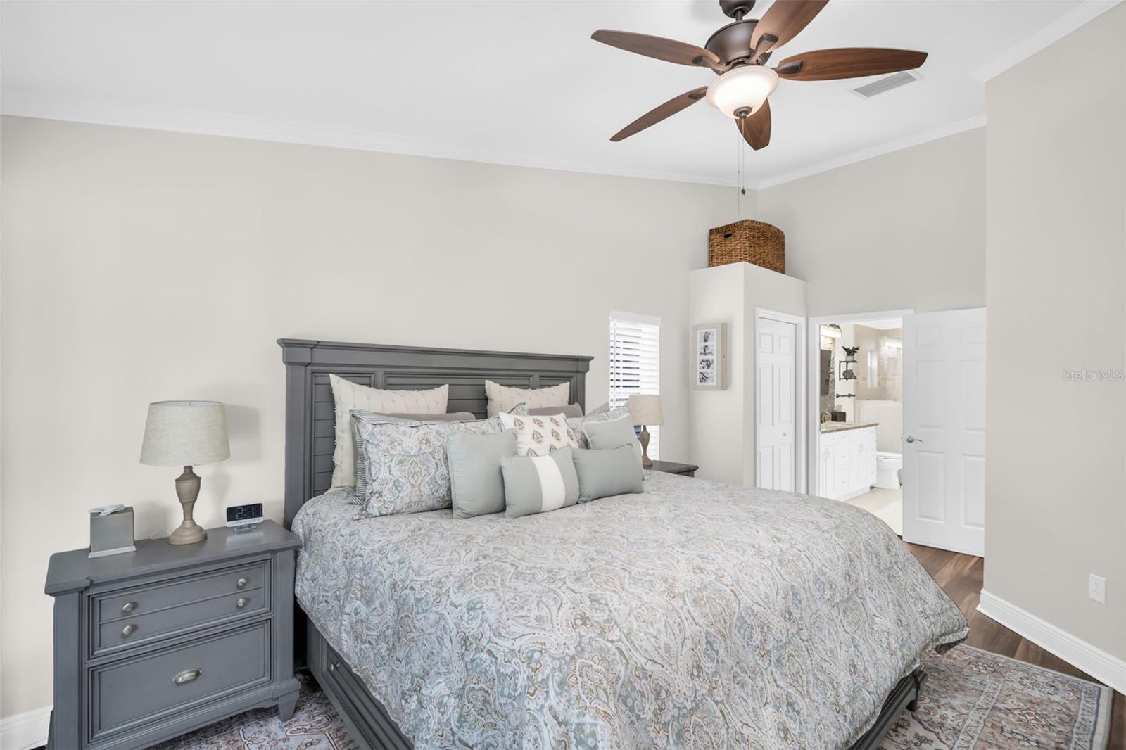 Listing photo id 12 for 12929 Royal George Avenue