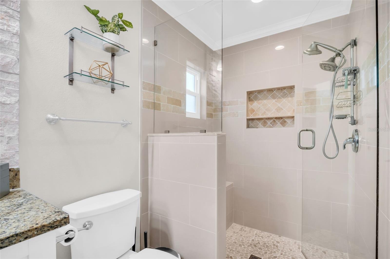 Listing photo id 13 for 12929 Royal George Avenue