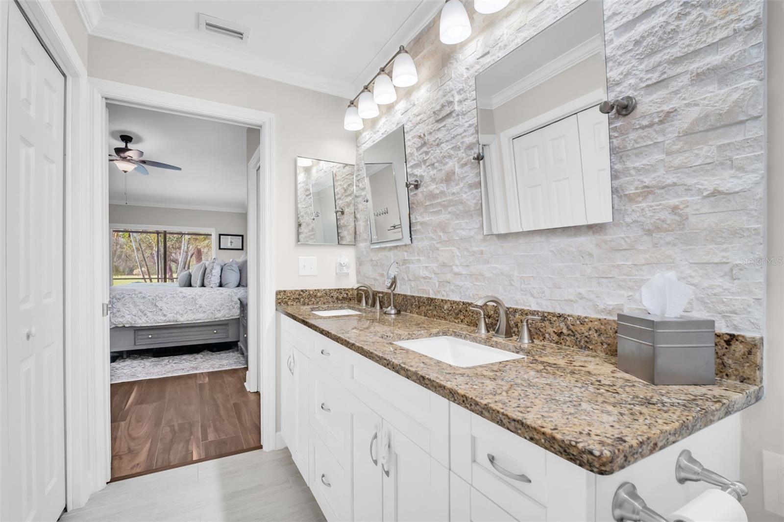 Listing photo id 14 for 12929 Royal George Avenue