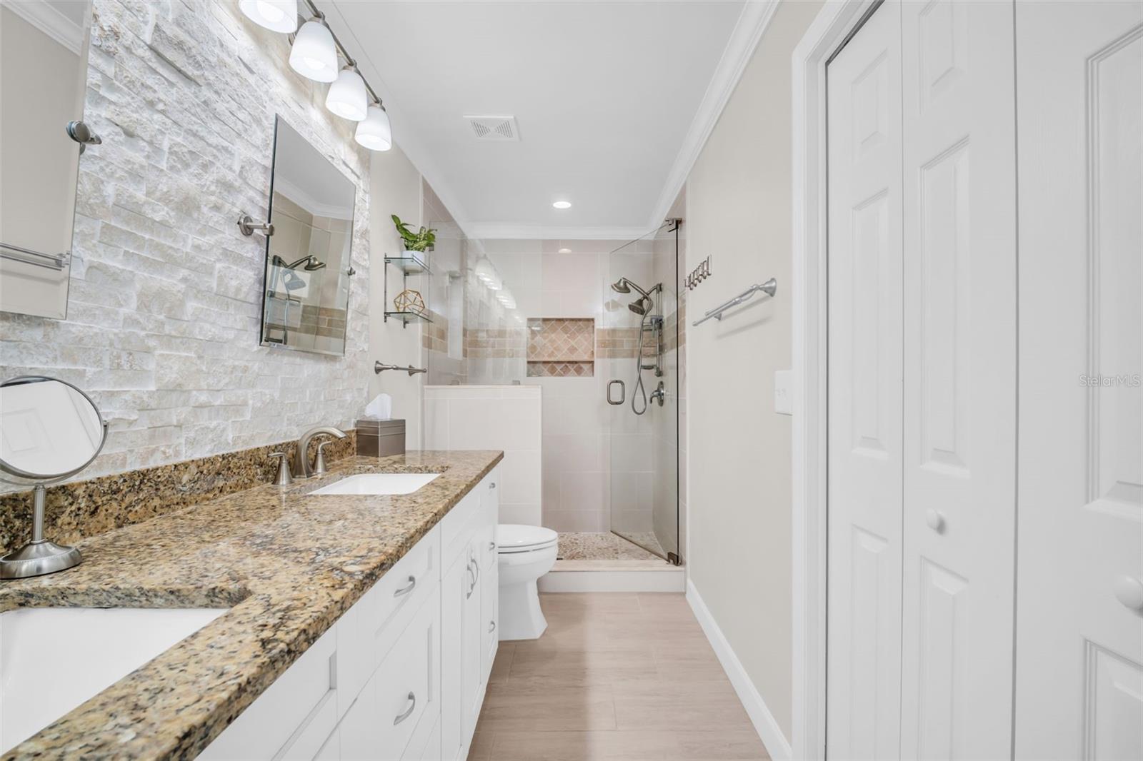 Listing photo id 15 for 12929 Royal George Avenue