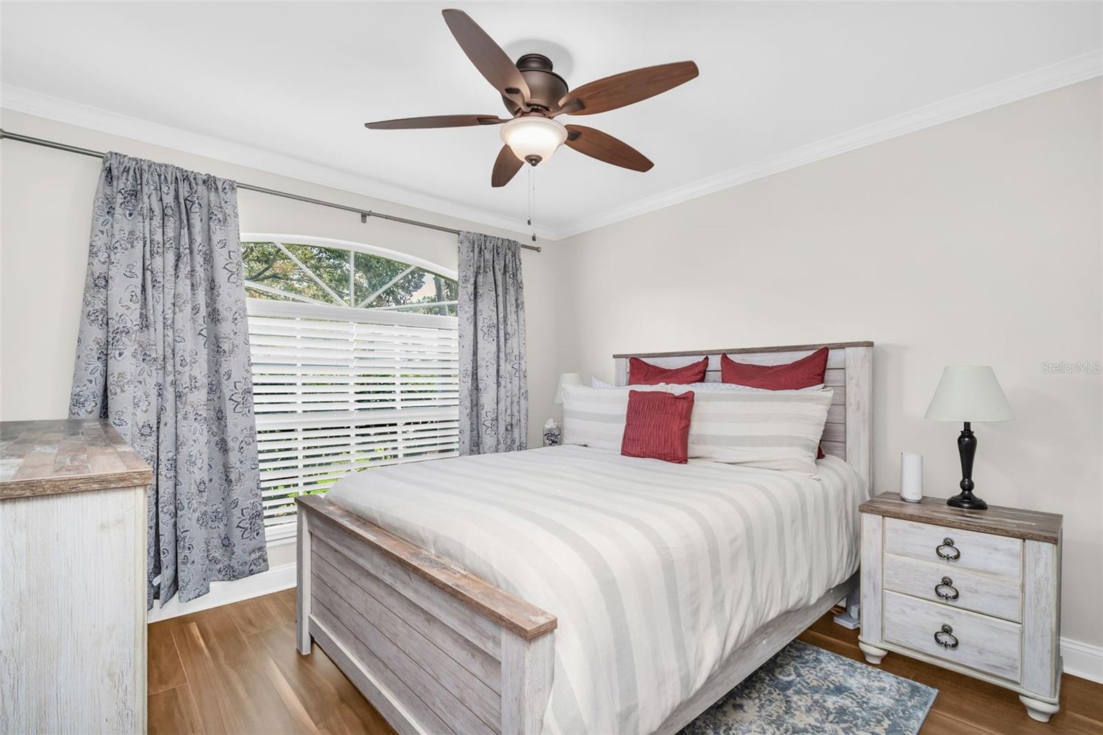 Listing photo id 16 for 12929 Royal George Avenue