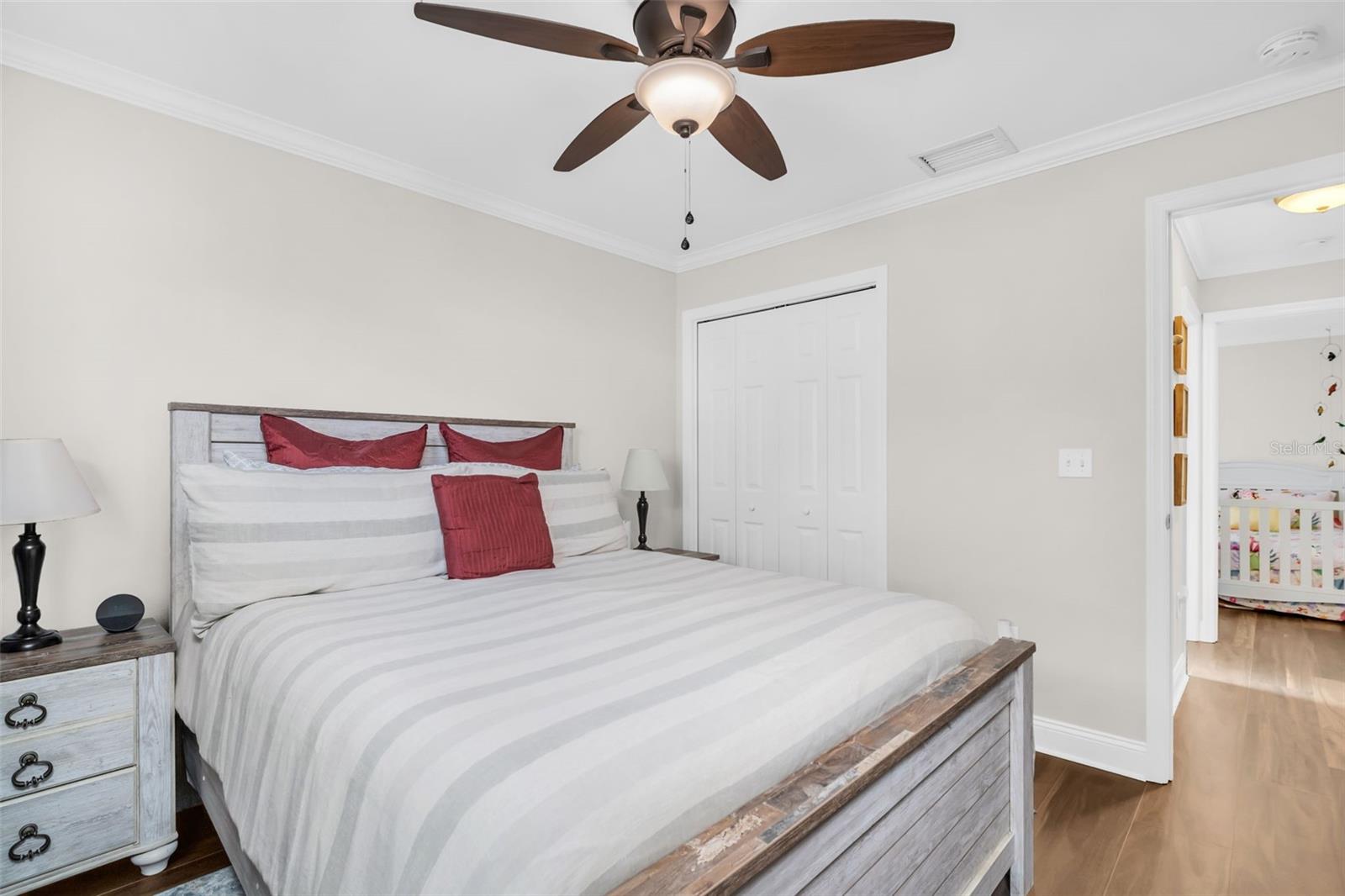 Listing photo id 17 for 12929 Royal George Avenue