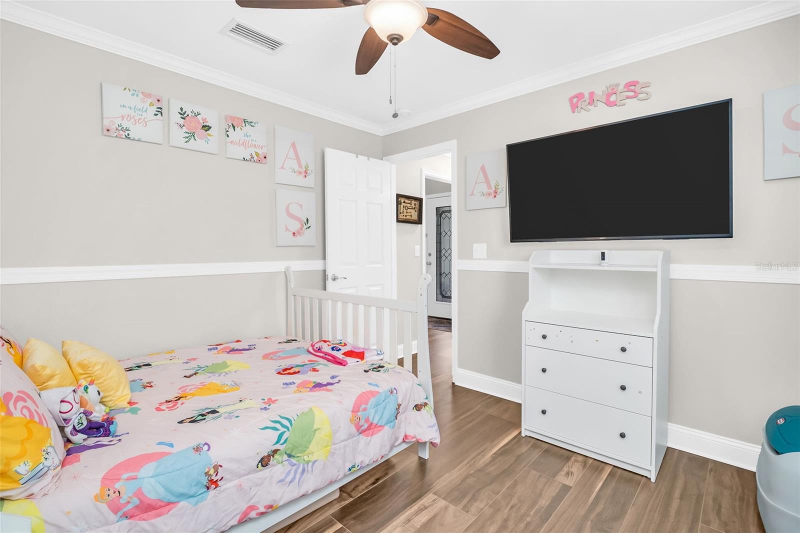 Listing photo id 20 for 12929 Royal George Avenue