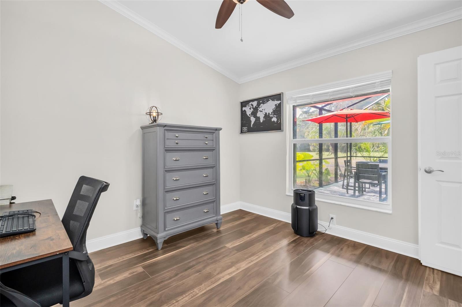 Listing photo id 22 for 12929 Royal George Avenue